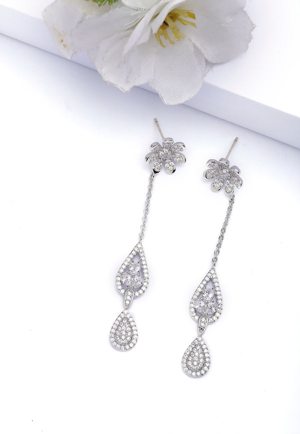 Tyylikkäät kukkaketjuearringit